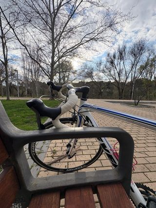Bici de carretera Stevens blanca y azul