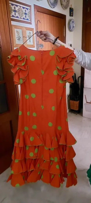Traje de flamenca naranja con lunares verdes + man