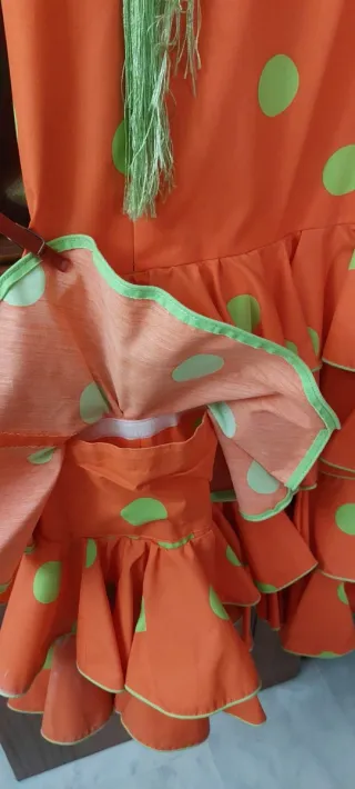 Traje de flamenca naranja con lunares verdes + man