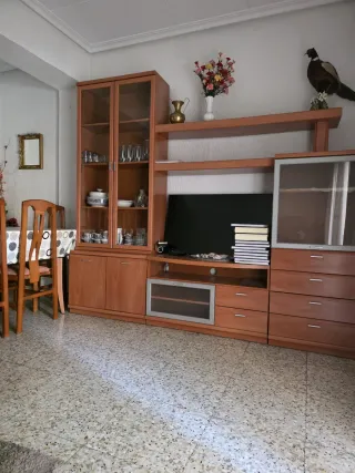 Vitrina de madera con puertas de cristal