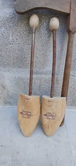 Lote perchas y hormas zapatos madera