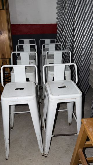 8 Taburetes Metálicos Blancos con Respaldo a 10€ u