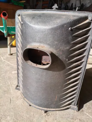 Estufa de leña antigua de hierro fundido