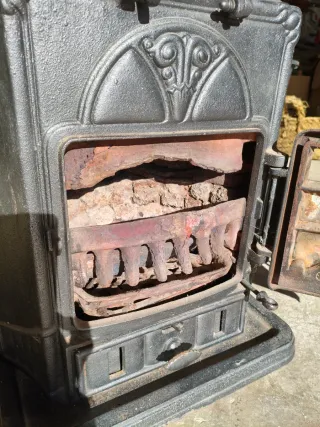 Estufa de leña antigua de hierro fundido