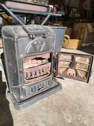 Estufa de leña antigua de hierro fundido