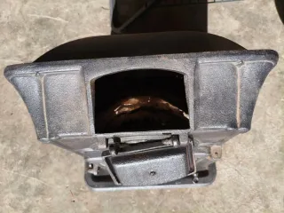 Estufa de leña antigua de hierro fundido