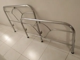 Cabecero de cama metálico plateado