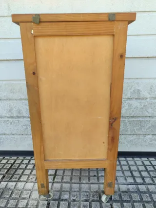 Mesita de noche alta con ruedas