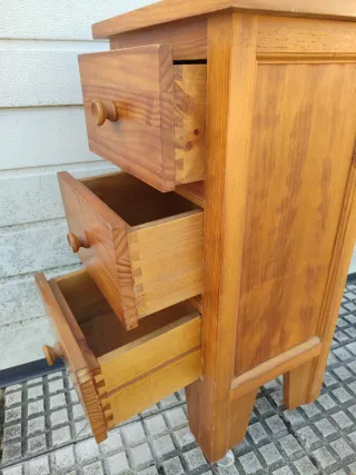 Mesita de noche alta con ruedas