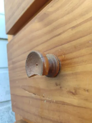 Mesita de noche alta con ruedas