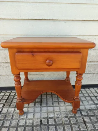 Mesita de noche alta con ruedas