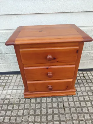 Mesita de noche alta con ruedas