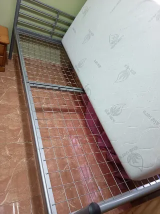 Cama individual metálica con colchón