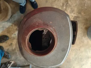 Estufa salamandra de metal negra