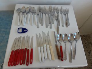 Juego cubiertos: cucharas, tenedores y cuchillos