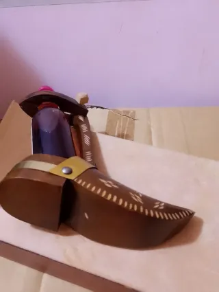 Scarpetta portabottiglia in legno lavorata a mano