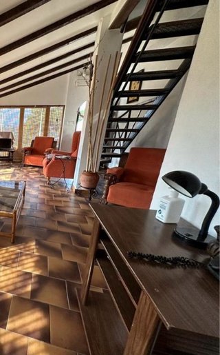 Escalera metálica con revestimiento en madera