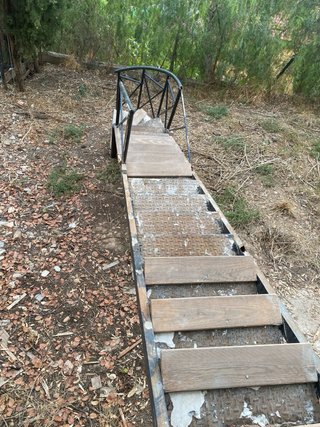 Escalera metálica con revestimiento en madera