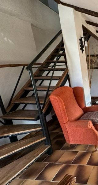 Escalera metálica con revestimiento en madera