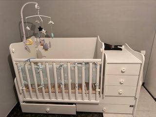 Cuna convertible con cambiador y cajones
