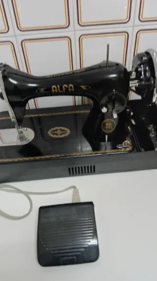 Máquina de coser Alfa antigua con motor y pedal