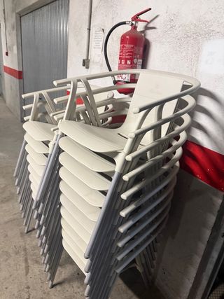 Sillas de terraza apilables a 12€ cada una