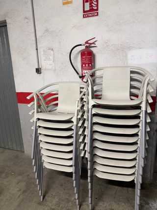 Sillas de terraza apilables a 12€ cada una