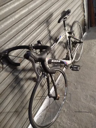Bicicleta de carretera BH blanca