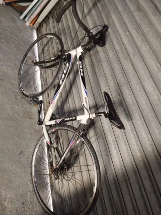 Bicicleta de carretera BH blanca
