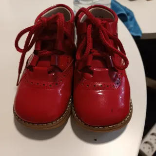 Botas rojas charol niño