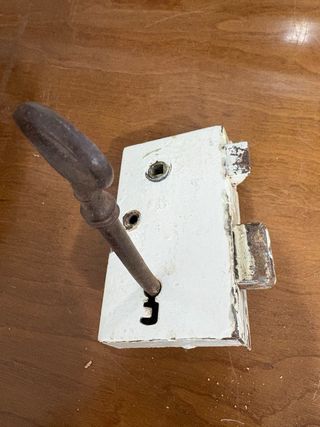 Antigua cerradura con llave