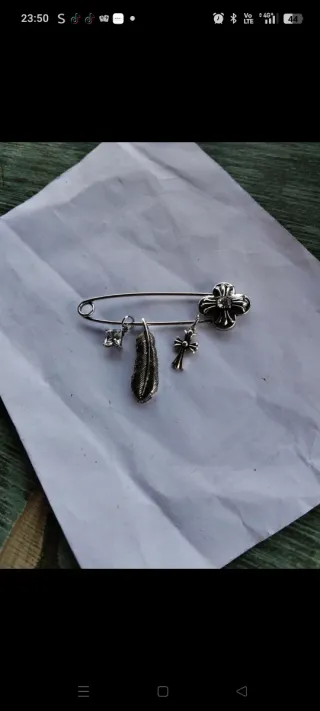 Spilla con ciondoli a forma di fiore e piuma