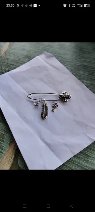 Spilla con ciondoli a forma di fiore e piuma