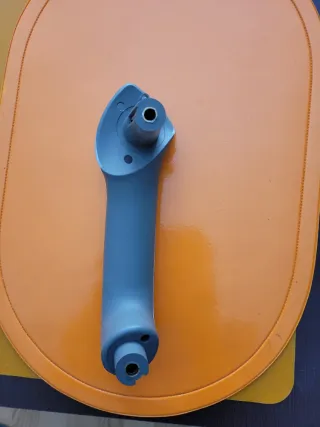 Tirador de puerta gris