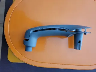 Tirador de puerta gris