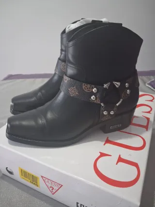 Botines Guess Negros con Detalles