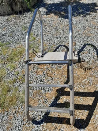 Escalera Piscina Aluminio con Base Hormigon