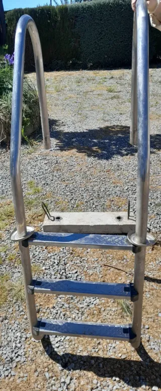 Escalera Piscina Aluminio con Base Hormigon