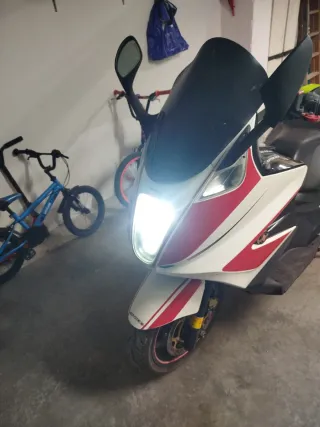 Gilera GP800 Maxi-Scooter Negro/Blanco/Rojo