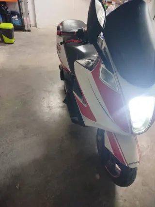 Gilera GP800 Maxi-Scooter Negro/Blanco/Rojo