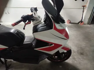 Gilera GP800 Maxi-Scooter Negro/Blanco/Rojo