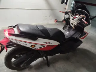 Gilera GP800 Maxi-Scooter Negro/Blanco/Rojo