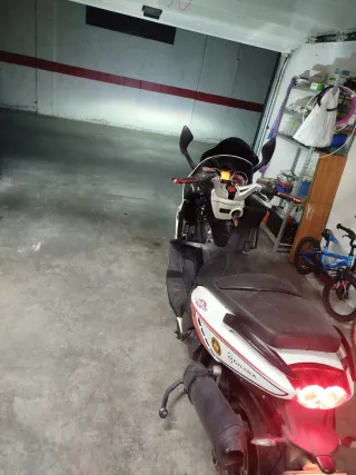 Gilera GP800 Maxi-Scooter Negro/Blanco/Rojo