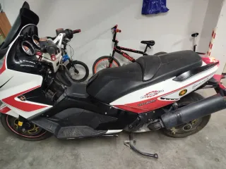 Gilera GP800 Maxi-Scooter Negro/Blanco/Rojo