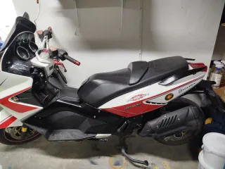 Gilera GP800 Maxi-Scooter Negro/Blanco/Rojo