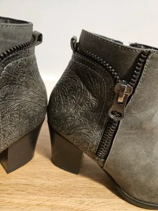 Botines grises con cremallera