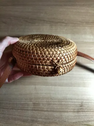 Bolso redondo ratán tejido a mano cuero