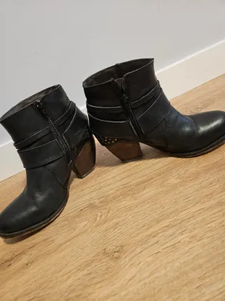 Botines negros con detalles dorados
