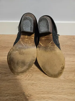 Botines negros con detalles dorados