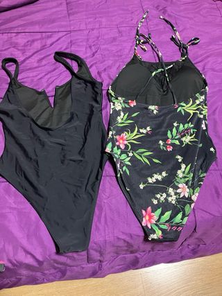 Due costumi da bagno, uno nero e l'altro stampato